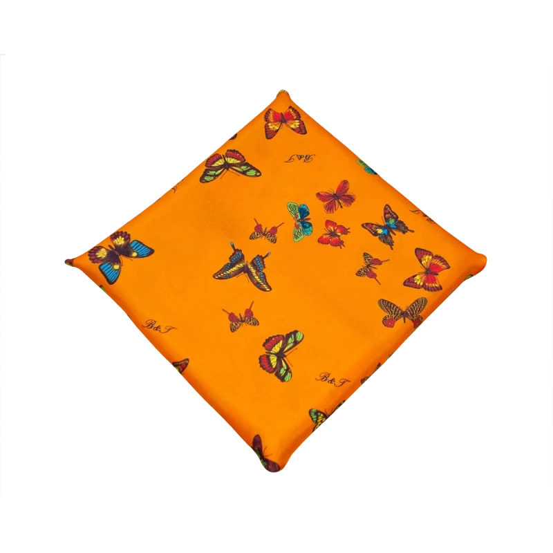Foulard piccolo in seta arancio piegato con dettaglio della fantasia a farfalle