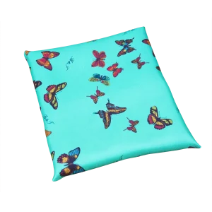 Foulard piccolo in seta azzurro acqua piegato con dettaglio della fantasia a farfalle