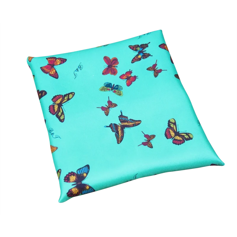 Foulard piccolo in seta azzurro acqua piegato con dettaglio della fantasia a farfalle