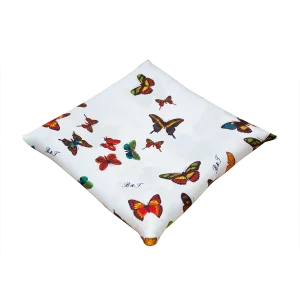 Foulard piccolo in seta bianco piegato con dettaglio della fantasia a farfalle