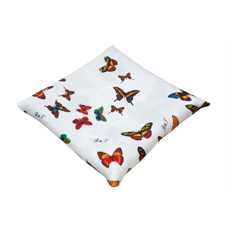 Foulard piccolo in seta bianco piegato con dettaglio della fantasia a farfalle