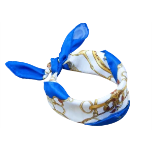 Foulard da collo in seta annodato con bordo blu acceso e dettagli oro