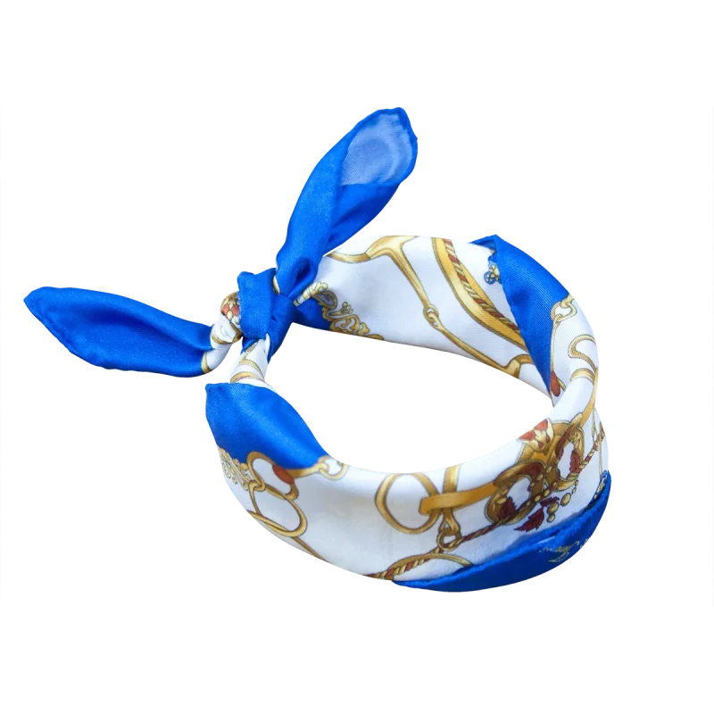 Foulard da collo in seta annodato con bordo blu acceso e dettagli oro