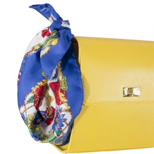 Foulard piccolo in seta blu con fantasia floreale utilizzato su borsa gialla in pelle