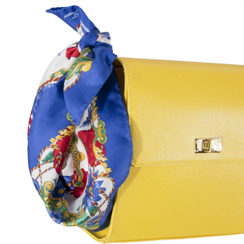 Foulard piccolo in seta blu con fantasia floreale utilizzato su borsa gialla in pelle