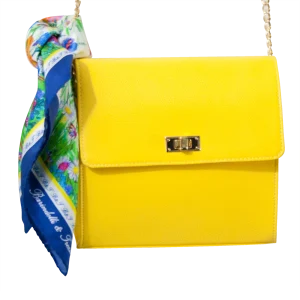 Foulard piccolo in seta blu con fantasia floreale utilizzato su borsa gialla