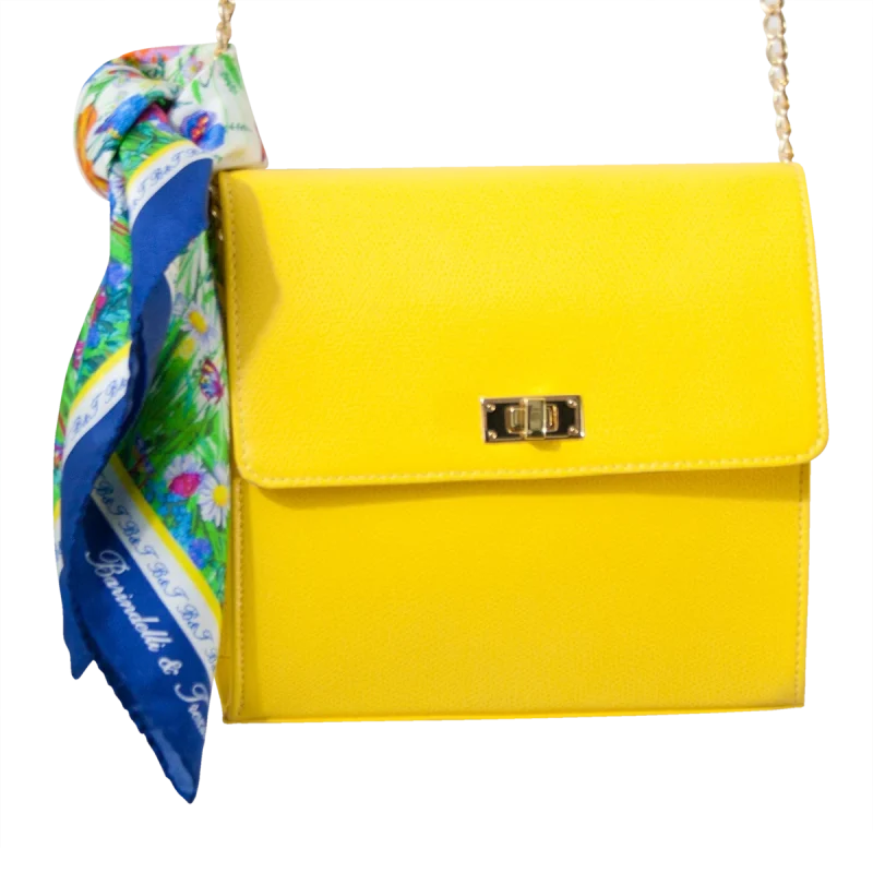 Foulard piccolo in seta blu con fantasia floreale utilizzato su borsa gialla