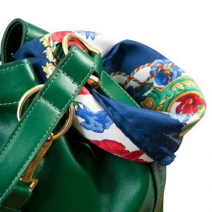 Foulard piccolo in seta blu floreale annodato su borsa verde in pelle