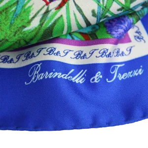 dettaglio del bordo blu elettrico del foulard in seta con firma Barindelli & Trezzi