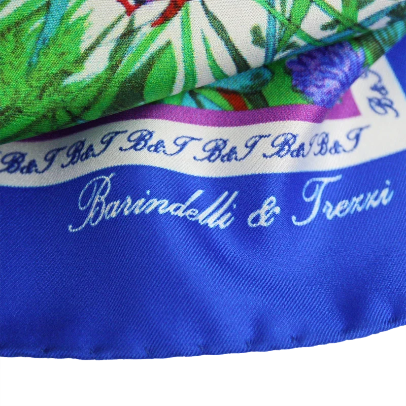 dettaglio del bordo blu elettrico del foulard in seta con firma Barindelli & Trezzi
