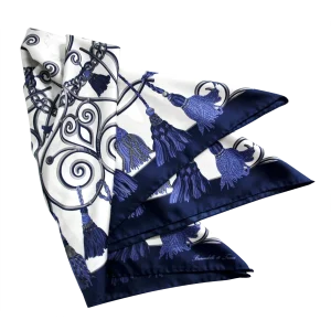 dettaglio foulard in seta con nappine blu e bordo blu navy