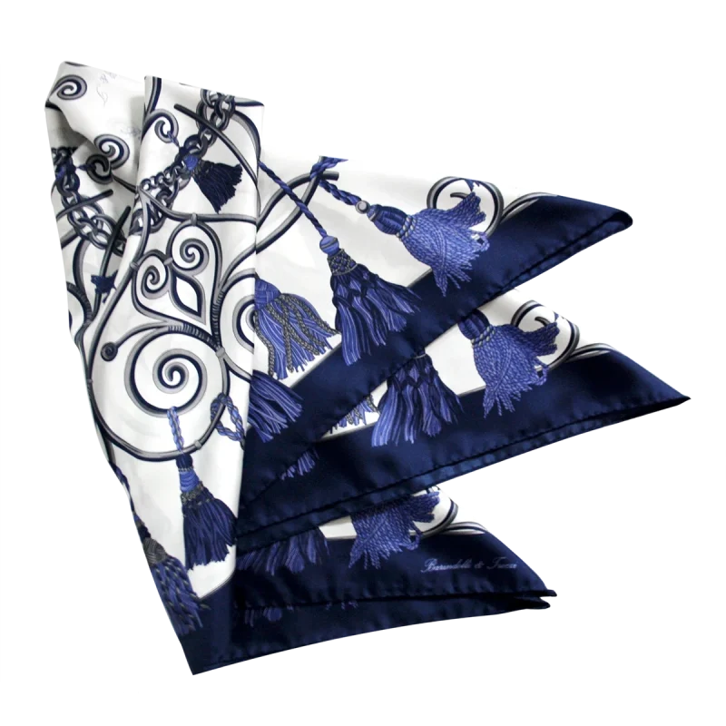 dettaglio foulard in seta con nappine blu e bordo blu navy