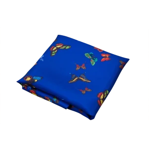 Foulard piccolo in seta blu notte piegato con dettaglio della fantasia a farfalle