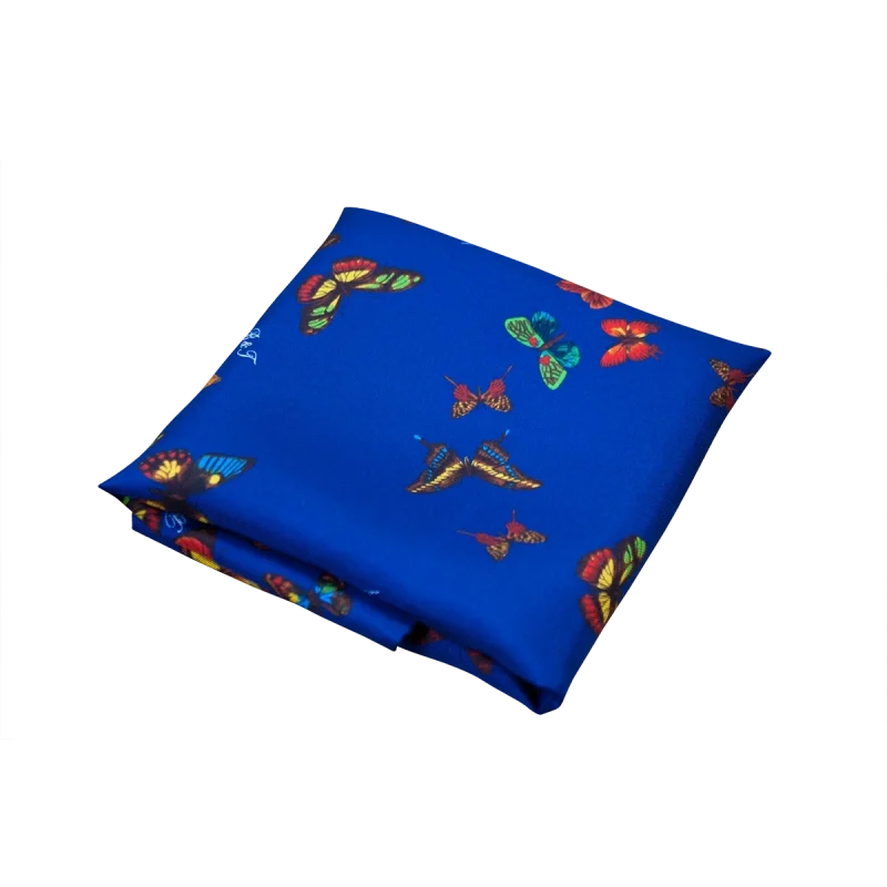 Foulard piccolo in seta blu notte piegato con dettaglio della fantasia a farfalle