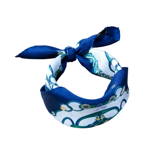 Foulard da collo in seta annodato con bordo blu scuro e dettagli verdi e blu