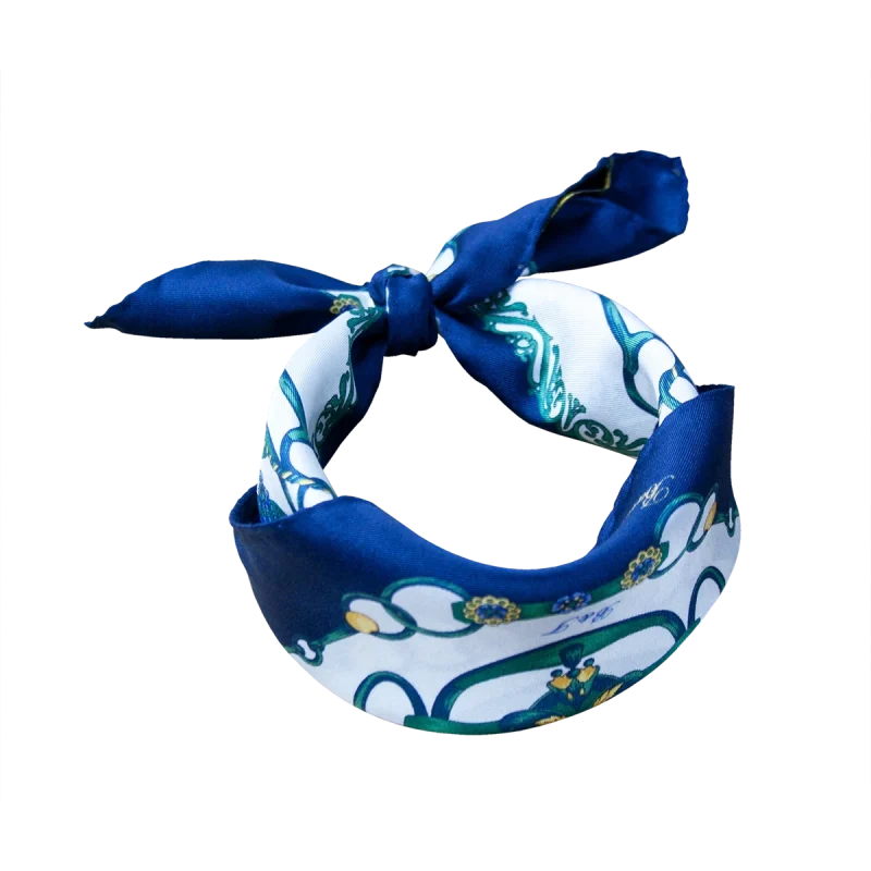 Foulard da collo in seta annodato con bordo blu scuro e dettagli verdi e blu