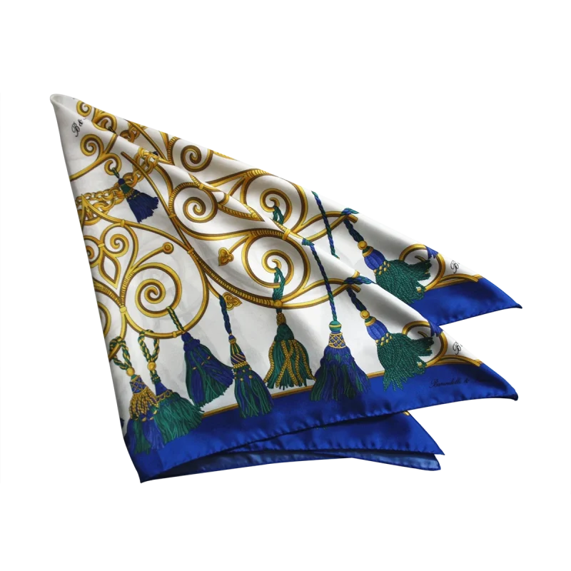 dettaglio foulard in seta con nappine blu verdi e decorazioni dorate
