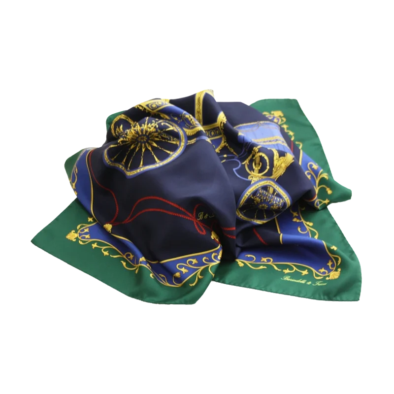 dettaglio della fantasia carrozza imperiale su foulard in seta verde e blu