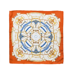 Foulard piccolo in seta con bordo arancio bruciato, fondo chiaro e motivo catene oro e blu