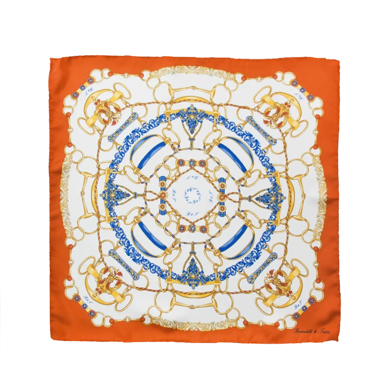 Foulard piccolo in seta con bordo arancio bruciato, fondo chiaro e motivo catene oro e blu