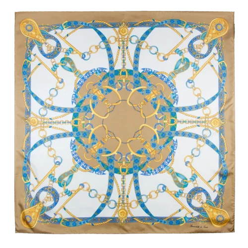 Foulard donna 90x90 in seta di Como disteso fantasia catene e nastri colore sabbia dorata