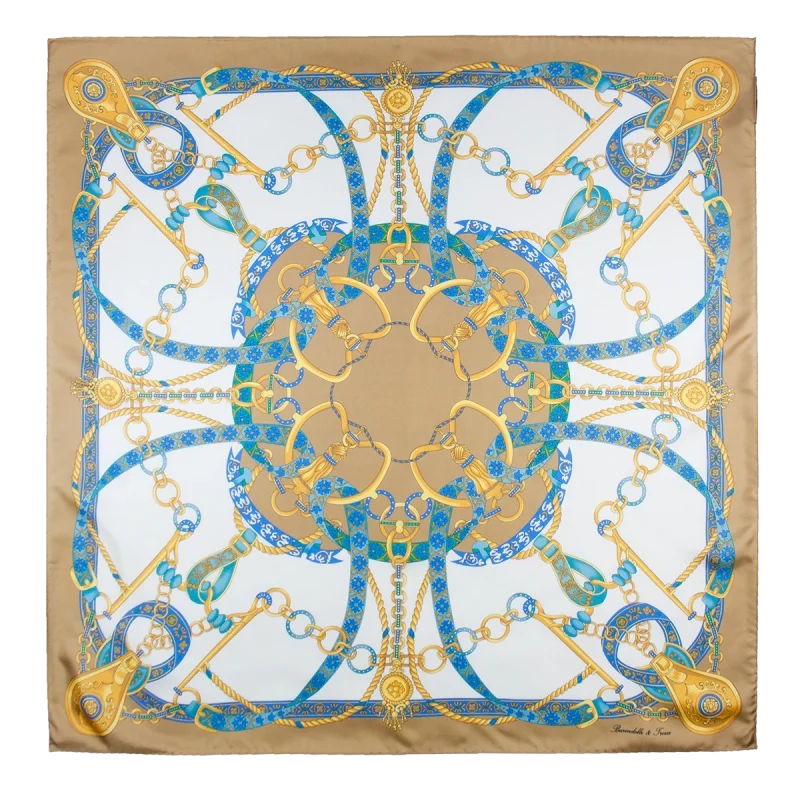 Foulard donna 90x90 in seta di Como disteso fantasia catene e nastri colore sabbia dorata