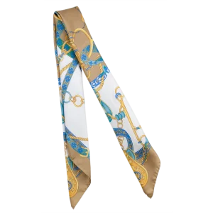 Foulard in seta donna fantasia catene e nastri sabbia dorata indossato annodato