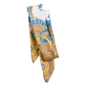 Dettaglio foulard in seta di Como con fantasia catene e nastri nei toni sabbia dorata e azzurro
