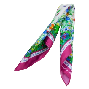 Dettaglio di foulard piccolo in seta color ciliegia con fantasia floreale multicolore1