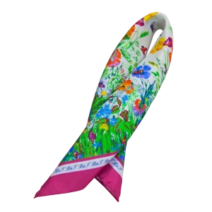 Dettaglio di foulard piccolo in seta color ciliegia con fantasia floreale multicolore2