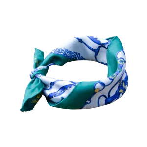 Piccolo foulard da collo in seta annodato nei toni verde smeraldo e blu
