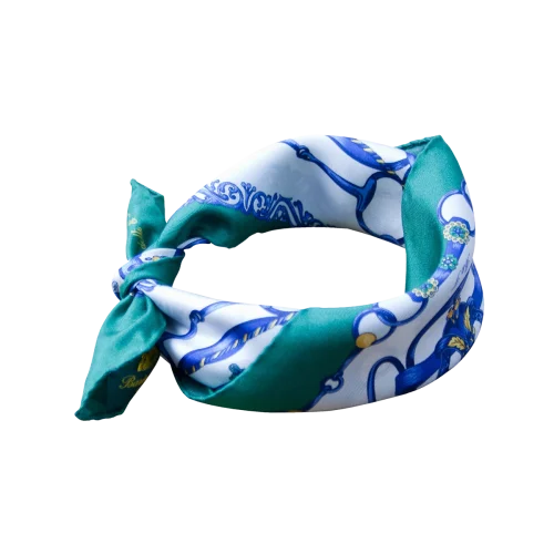 Piccolo foulard da collo in seta annodato nei toni verde smeraldo e blu