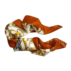 foulard da donna in seta arancio bruciato annodato con fantasia anelli e corde