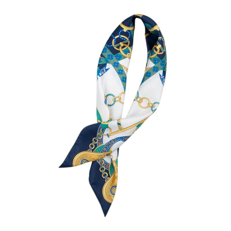 Foulard in seta blu navy e turchese annodato con motivo catene e nastri