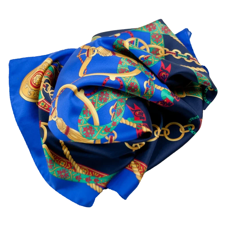 Foulard in seta blu navy e blu elettrico con fantasia equestre e catene decorative
