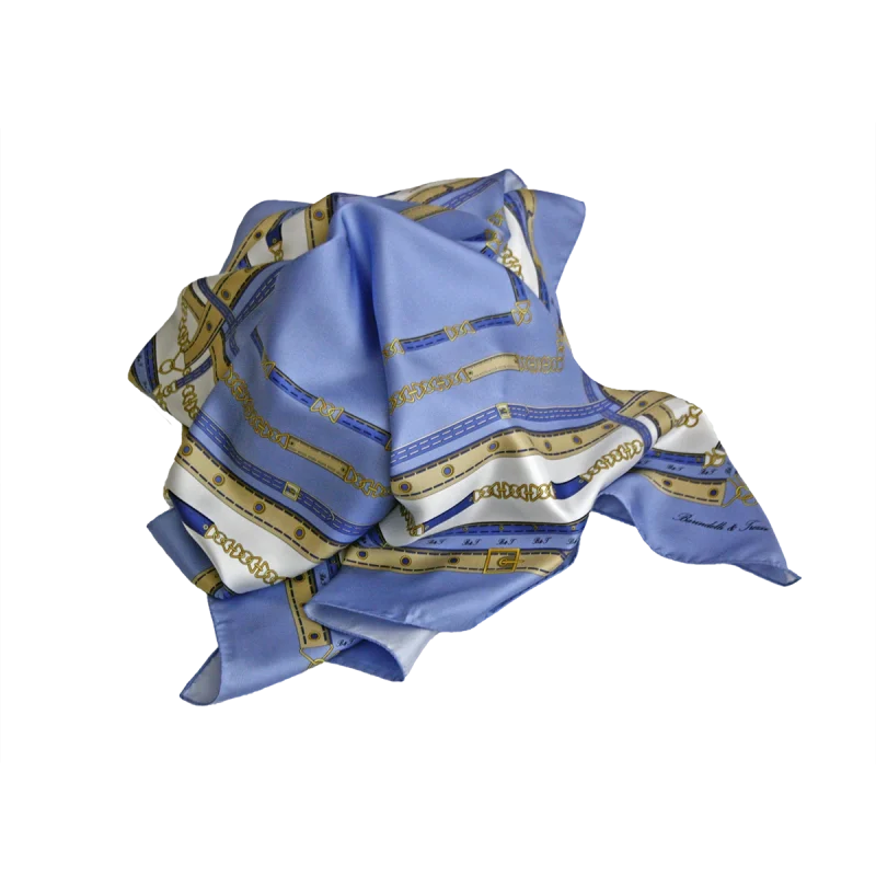 Foulard in twill di seta azzurro polvere con dettagli di fibbie e intrecci ornamentali