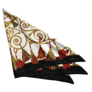 dettaglio foulard in seta con nappine rosse e verdi corde dorate e bordo nero