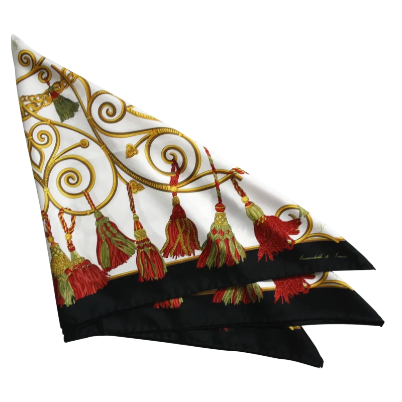 dettaglio foulard in seta con nappine rosse e verdi corde dorate e bordo nero