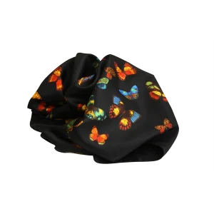 foulard in seta annodato con farfalle colorate su fondo nero
