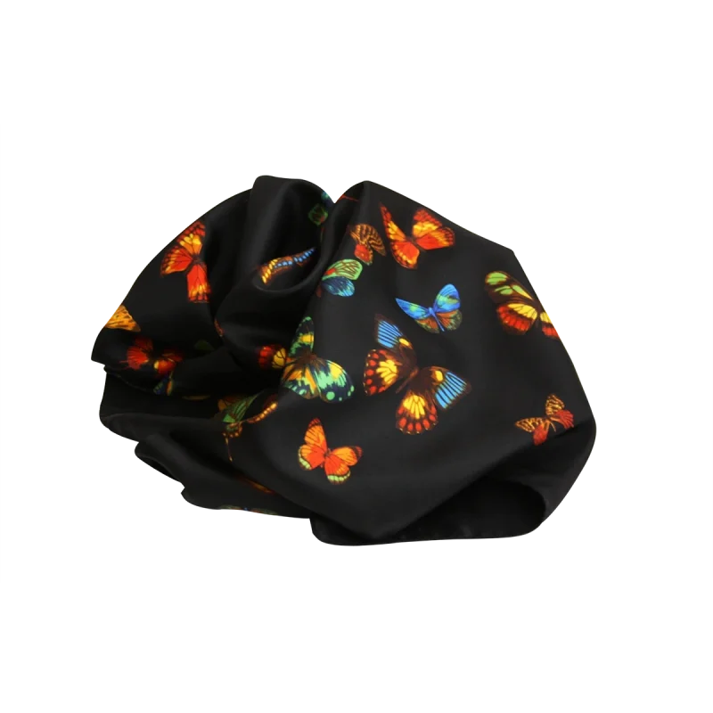 foulard in seta annodato con farfalle colorate su fondo nero