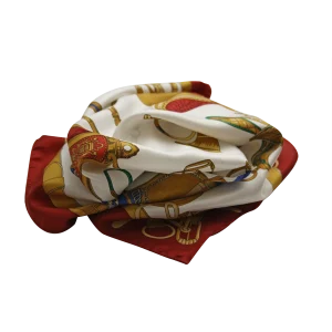 foulard in seta avorio drappeggiato con disegni equestri e bordo rosso scuro