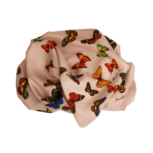 foulard farfalle rosa appoggiato con pieghe della seta