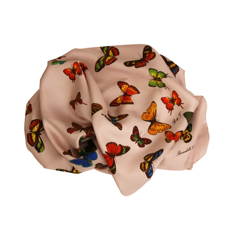 foulard farfalle rosa appoggiato con pieghe della seta