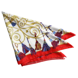 dettaglio foulard in seta con corde dorate nappine blu e rosse