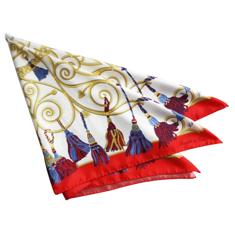 dettaglio foulard in seta con corde dorate nappine blu e rosse
