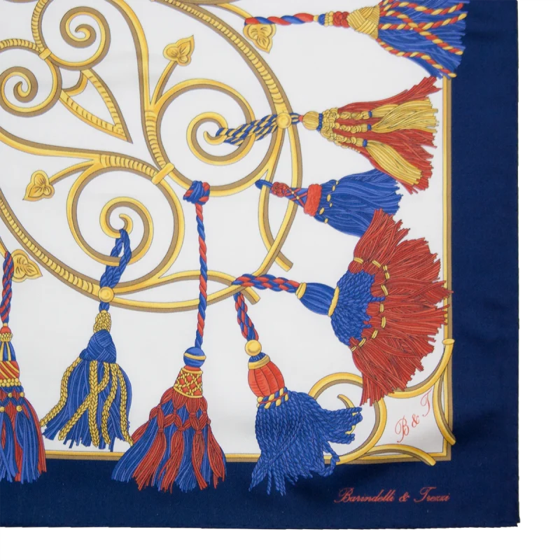 Dettaglio Foulard in Seta con Nappine Blu e Rosse FCB19 dettaglio foulard in seta con nappine blu rosse e oro