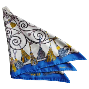 Dettaglio Foulard in Seta Nappine Oro e Blu FCB09 dettaglio foulard in seta con nappine oro blu e grigie