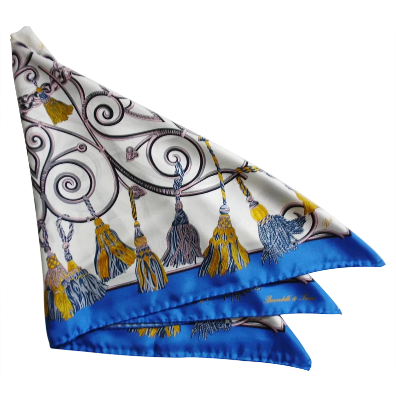 Dettaglio Foulard in Seta Nappine Oro e Blu FCB09 dettaglio foulard in seta con nappine oro blu e grigie