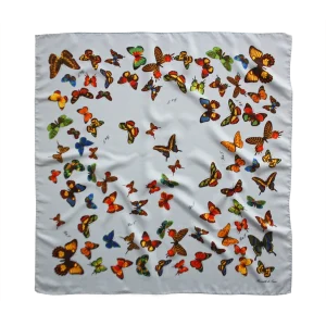 foulard 90x90 in seta azzurro polvere con fantasia di farfalle colorate