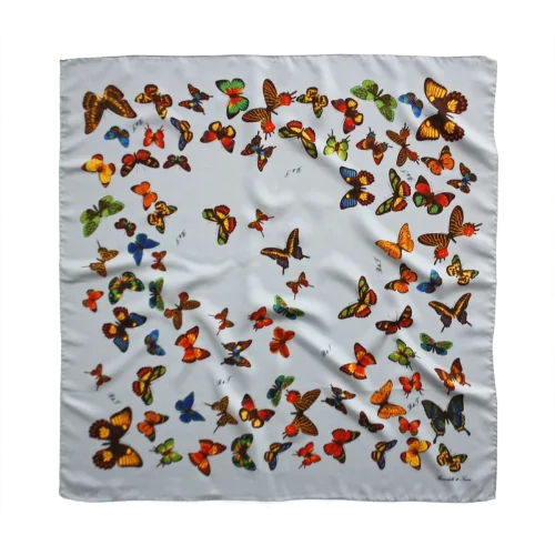 foulard 90x90 in seta azzurro polvere con fantasia di farfalle colorate